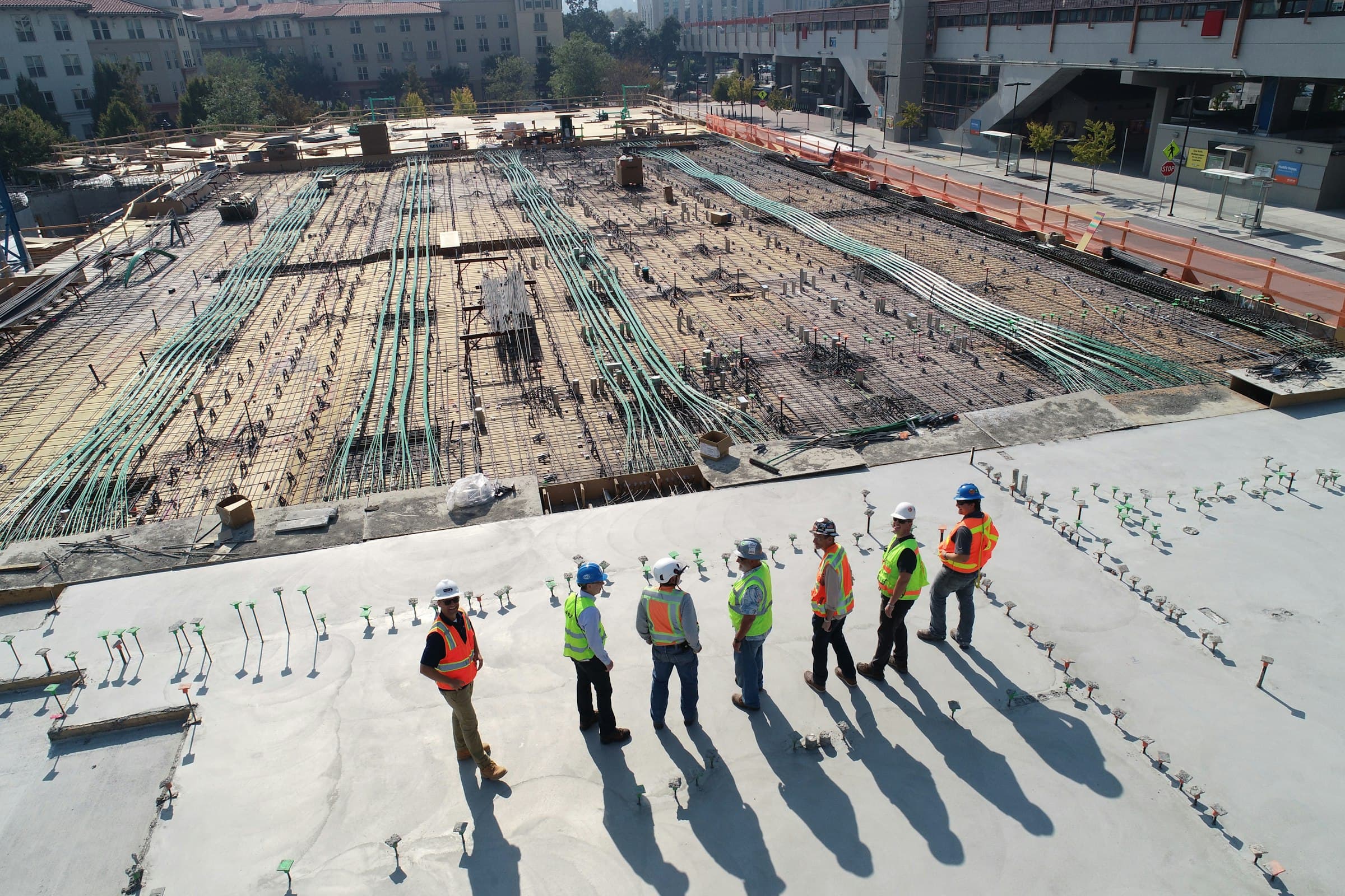 Equipo de supervisión en terreno en una obra de construcción