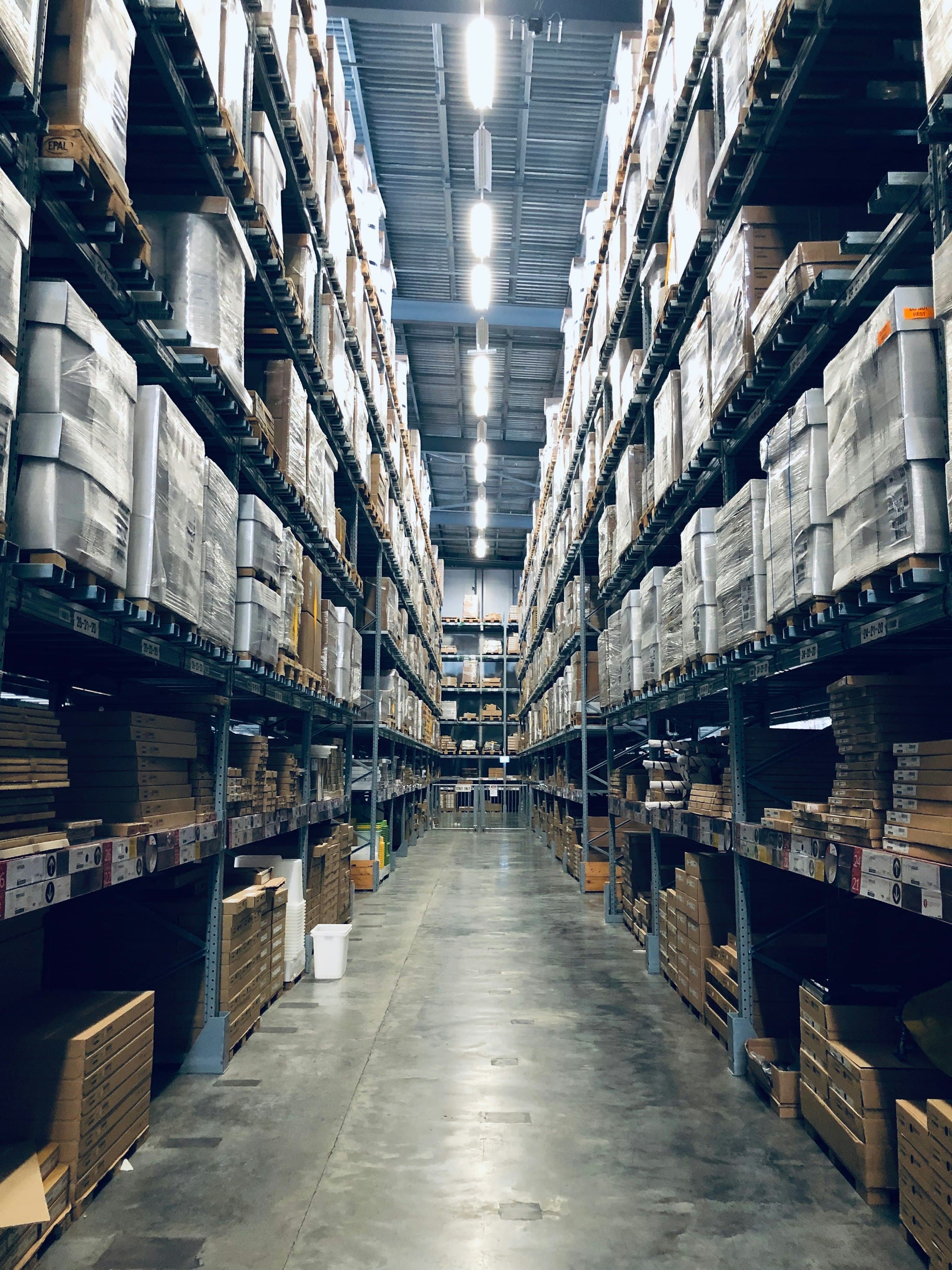 Bodega industrial con pallets y estanterías de materiales